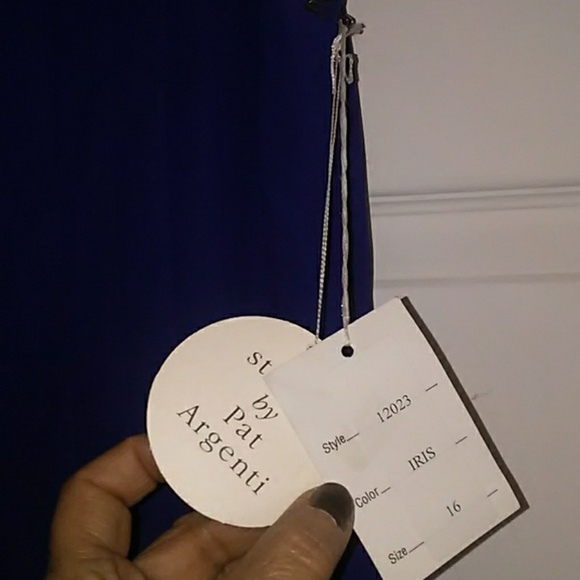 Women's Sleeveless Pleated Crepe Dress - Picture 4 of 12